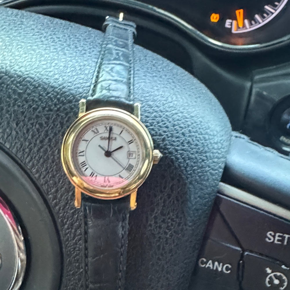 Gucci Black and Gold Women's Watch - Picture 5 of 6
